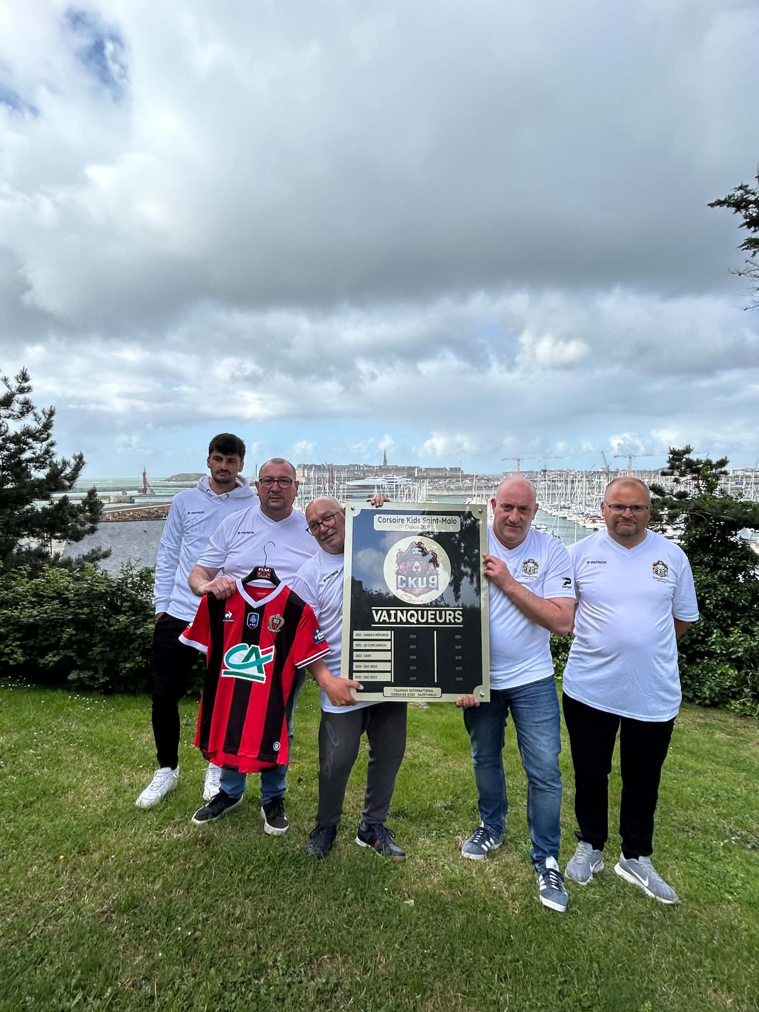 Benoit Mazurier, bénévoles et trophée CKU9 à Saint-Malo